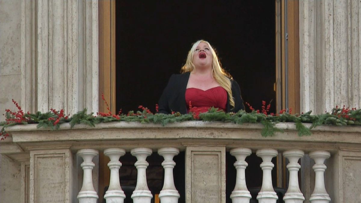 La soprano americana Courtney Mills si esibisce a Piazza Navona, Roma