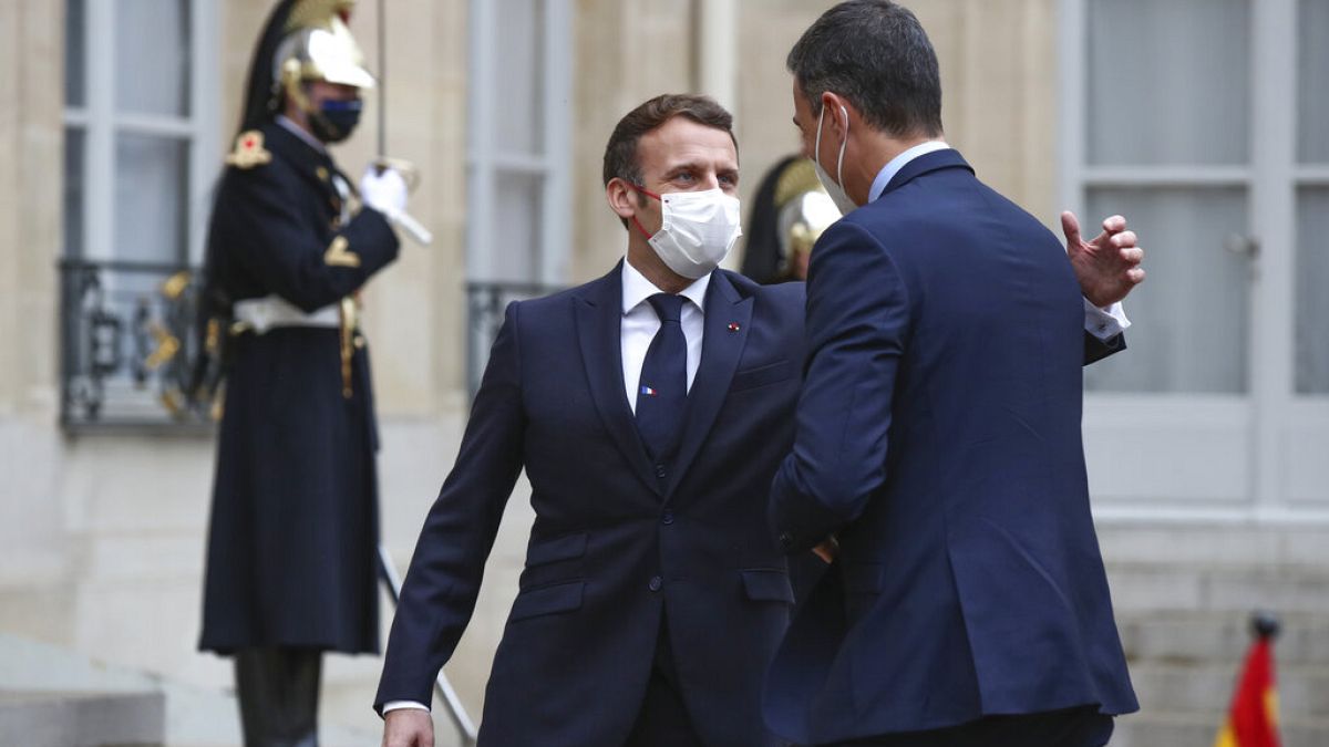 Macron recibe a Sánchez en el Elíseo con una palmada en la espalda, como al resto de invitados