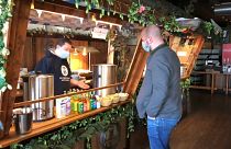 Берлинский пивной ресторан открыл двери для бездомных