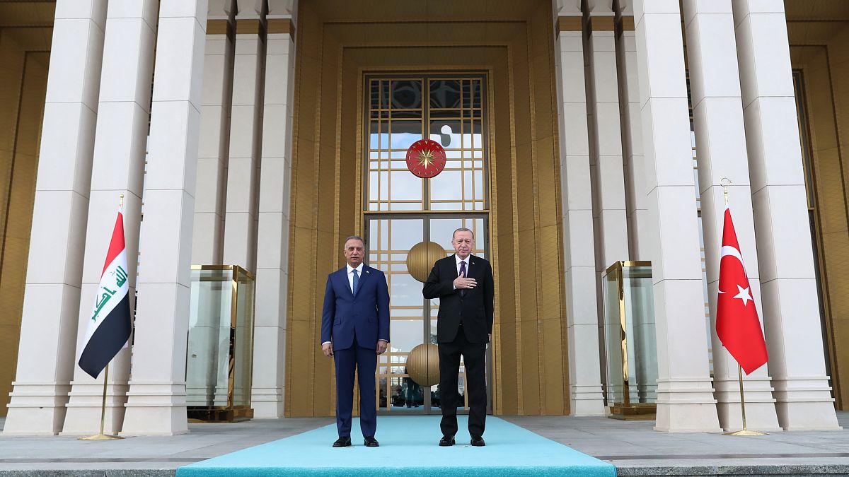 إردوغان مع مصطفى الكاظمي في المجمع الرئاسي خلال حفل رسمي في أنقرة
