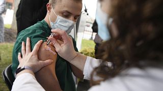 Un operatore sanitario vaccinato in Connecticut, Usa
