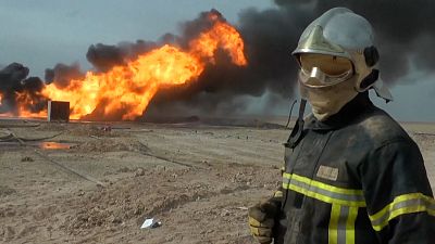 شاهد: رجال الإطفاء العراقيون يكافحون ألسنة اللهب في حقل نفط بالقرب من كركوك