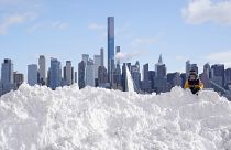 Vor der Skyline von Manhattan türmen sich meterhohe Schneemassen