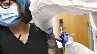 Una enfermera voluntaria recibe una dosis de la vacuna de Moderna en Binghamton, Nueva York