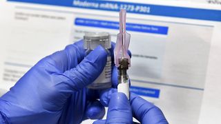 Moderna'nın aşısı onay sürecinin tamamlanmasının ardından güvenli olduğu ve etkinliği teyit edilen ikinci aşı olacak