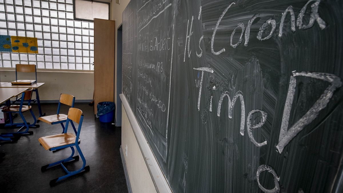 "Es la hora del coronavirus" escrito en una pizarra de un colegio de Alemania 