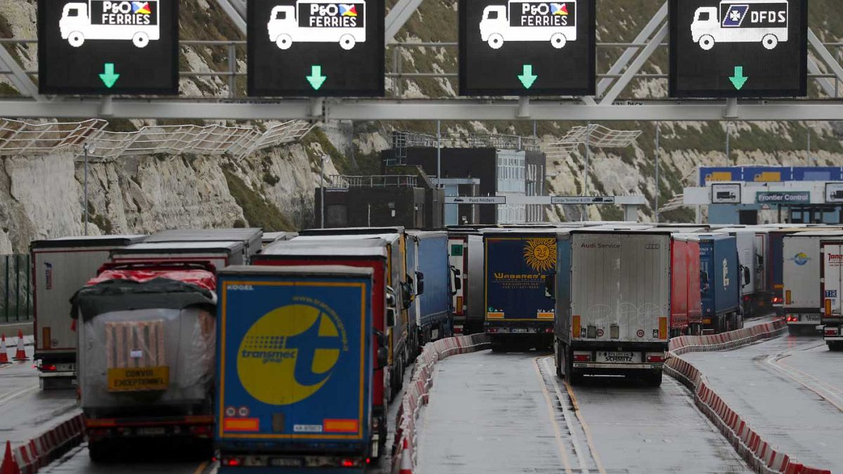 Camion in coda al porto di Dover l'11 dicembre 2020