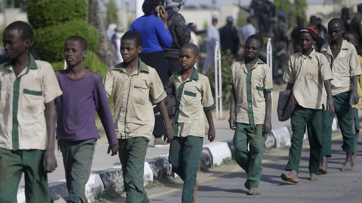 La mayoría de los niños liberados aún llevan puesto el uniforme de su escuela.