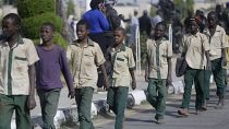 Több mint 300 iskolás fiú kiszabadult Nigériában