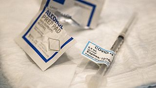 Una dose del vaccino contro il nuovo coronavirus utilizzata in California