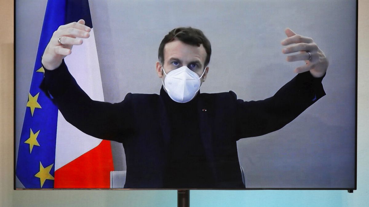 Macron continua a trabalhar e apela à vigilância contra a Covid-19
