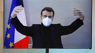 Macron continua a trabalhar e apela à vigilância contra a Covid-19