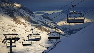 На лыжных станциях в Пиренеях как никогда много снега, но отдыхающих не видно