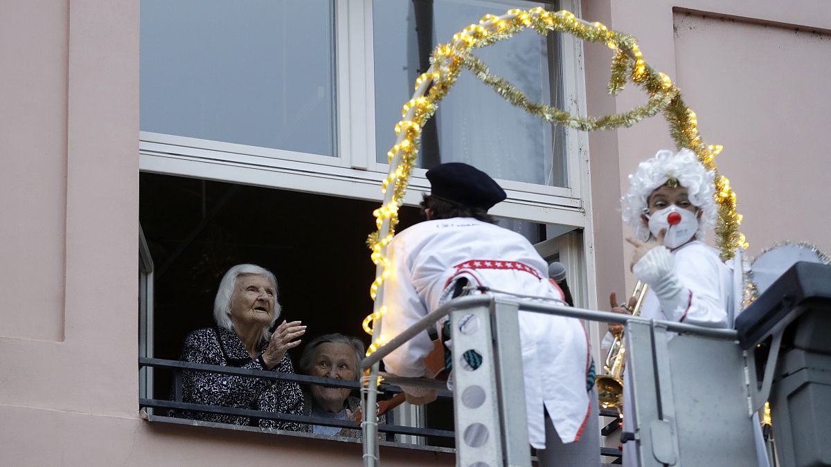 Des animations à la fenêtre d'une maison de retraite à Prague, République Tchèque, le 16 décembre 2020