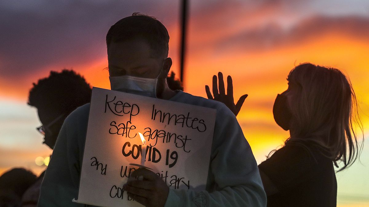 أفراد عائلات السجناء في ولاية يوتا، يحملون الشموع ويؤدون صلاة في تجمع خارج مكتب إدارة الإصلاحيات في يوتا.