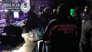 Le immagini divulgate dalla polizia di Madrid sulle feste clandestine