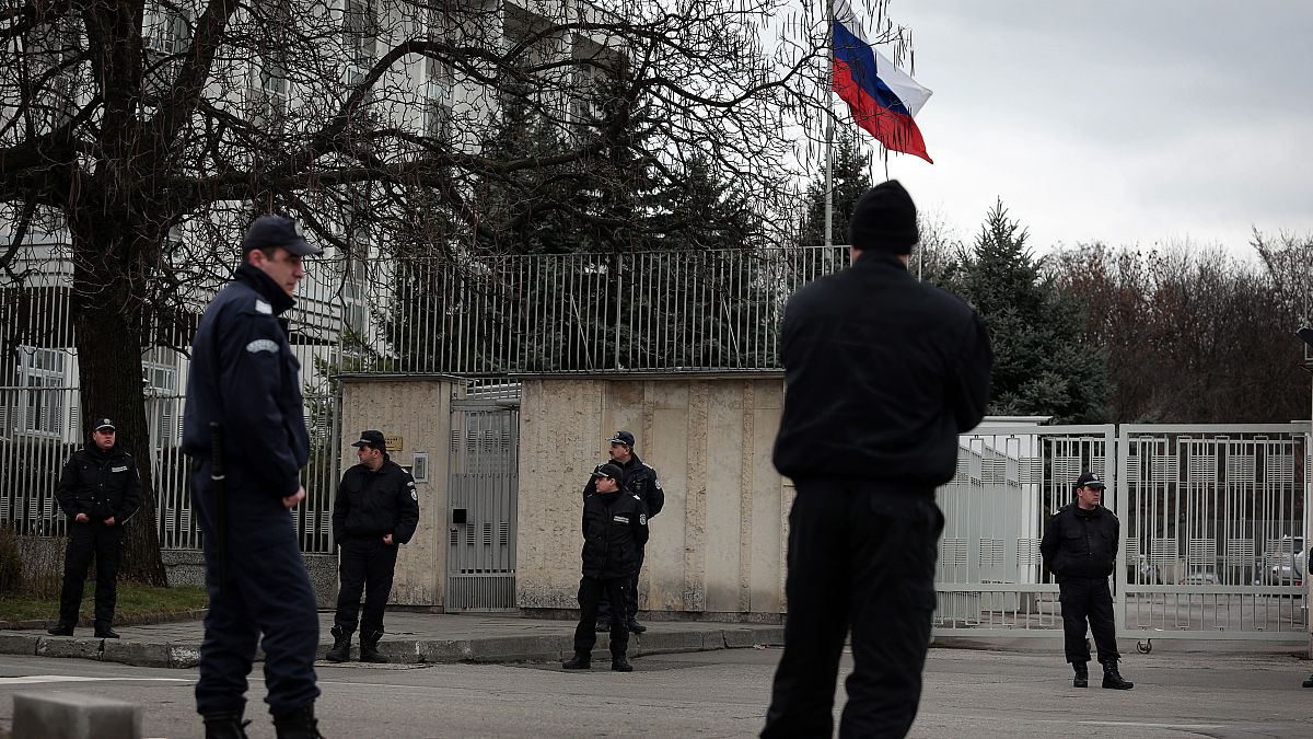 عناصر من الشرطة البلغارية أمام مقر السفارة الروسية في صوفيا 