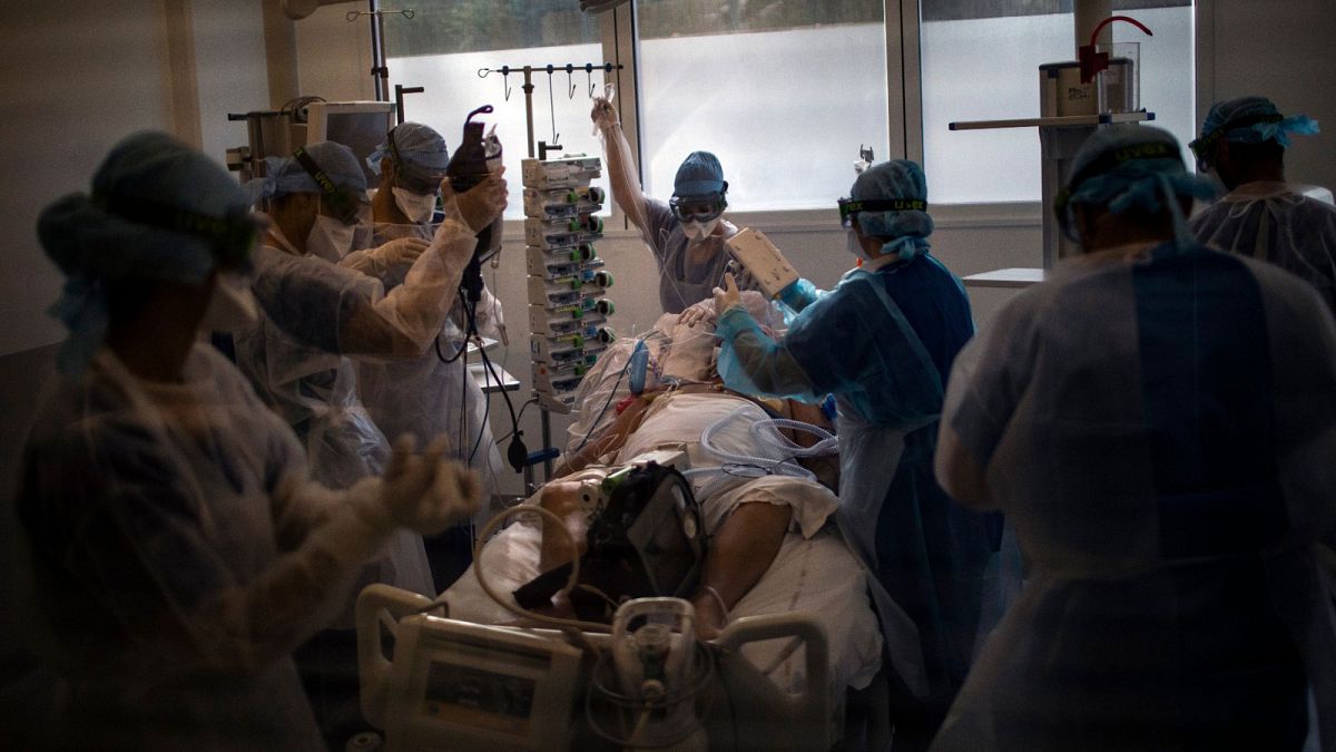 Archives : une équipe médicale de l'hôpital de la Timone à Marseille prenant en charge un patient atteint du Covid-19, le 12 novembre 2020