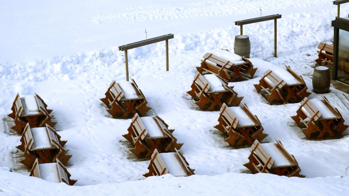 Schnee auf Bänken im Skiort Fieberbrunn in Österreich
