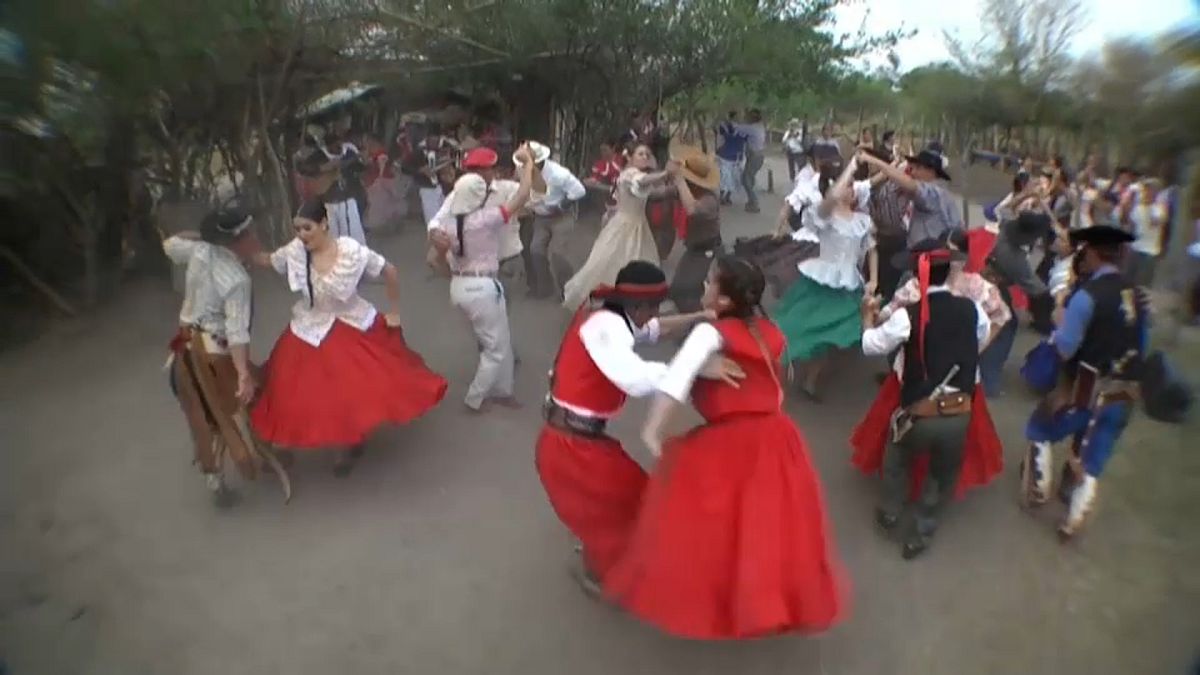 Varias parejan bailan el "chamamé" en la norteña provincia argentina de Corrientes