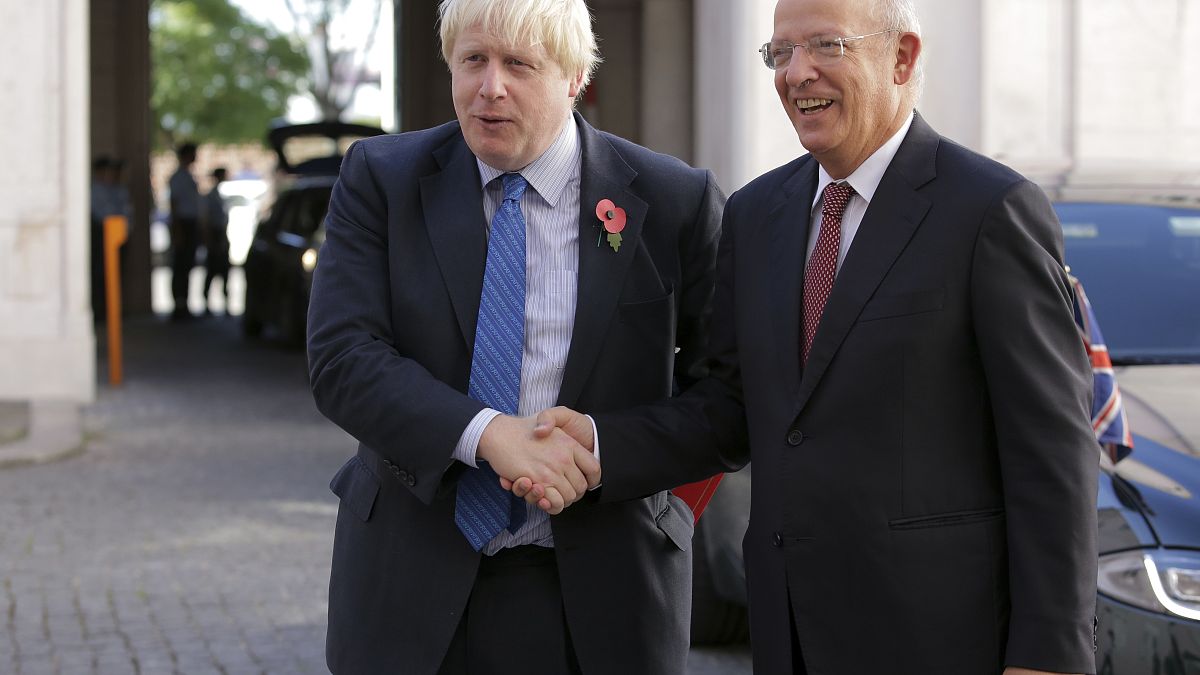 El actual primer ministro británico Boris Johnson y el ministro de Asuntos Exteriores portugués Augusto Santos Silva posan para unas fotos en Lisboa. Octubre, 2017. 