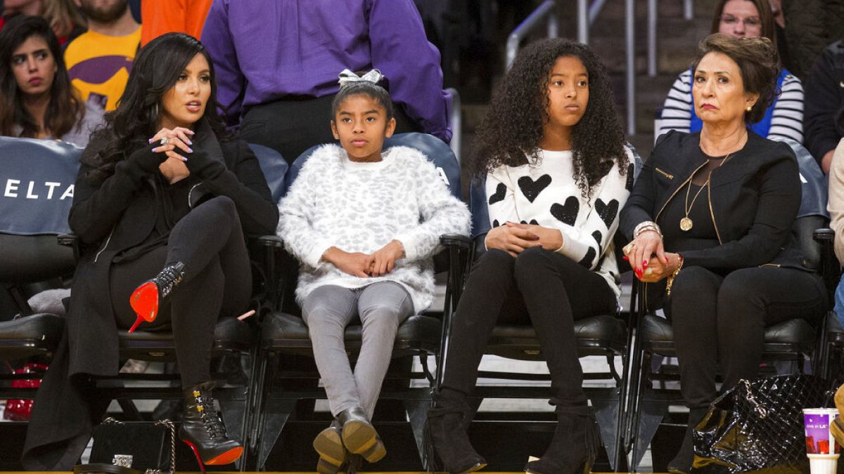 Kobe Bryant'ın eşi Vanessa Bryant (en solda), kızları ve annesi Sofia Laine (en sağda)