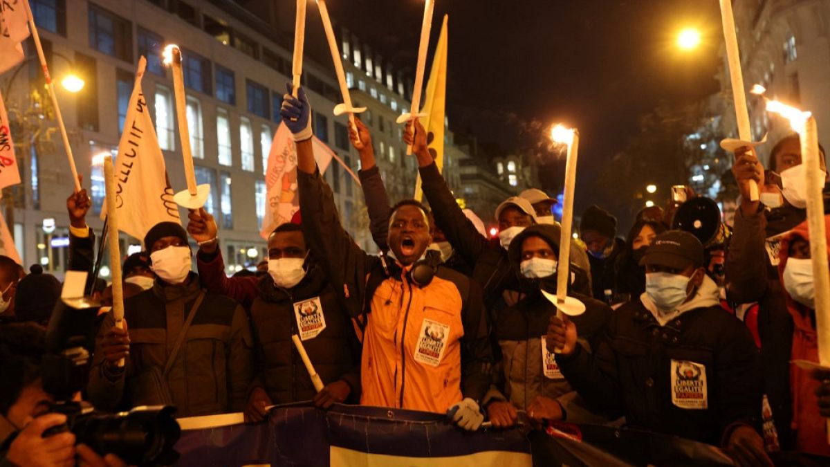 Manifestation de sans-papiers à Paris, France, le 18 décembre 2020