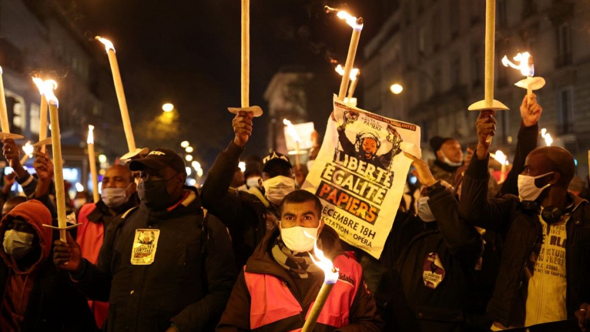 Сотни нелегальных мигрантов вышли на акцию в Париже, требуя, чтобы власти срочно урегулировали их статус