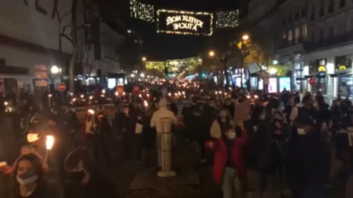 I migranti in piazza nelle città francesi chiedono il riconoscimento sociale