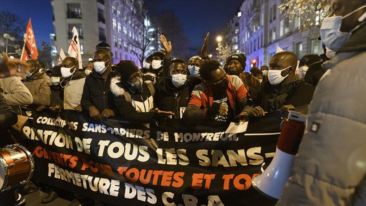 Paris'te göçmenler 18 Aralık Dünya Göçmenler Günü'nde hükümeti eleştirdi, şartlarının iyileştirilmesini istedi.
