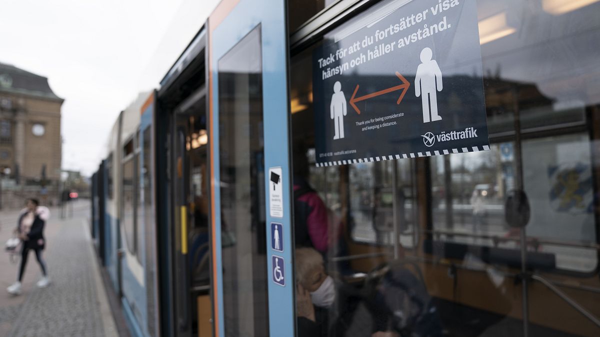للمرة الأولى.. السويد تطالب مواطنيها بارتداء الأقنعة الواقية للوجه في وسائل النقل العام