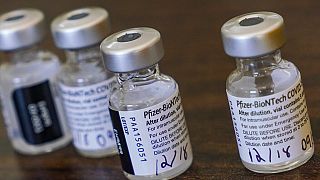 İsviçre'de sağlık otoriteleri ilk kez bir Covid-19 aşısına onay verdi. Pfizer-BioNTech'in geliştirdiği aşıdan Bern hükümeti 3 milyon doz satın alacak.