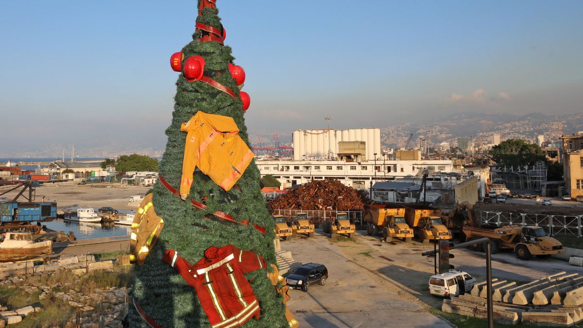 Uma árvore de Natal em Beirute decorada com fatos de bombeiros