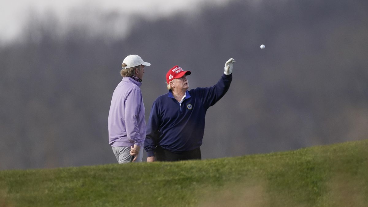 ترامب يلعب الغولف 