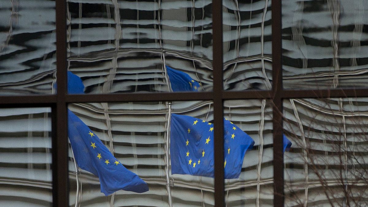 علمان أوروبيا منعكسان على واجهة مقر المجلس الأوروبي