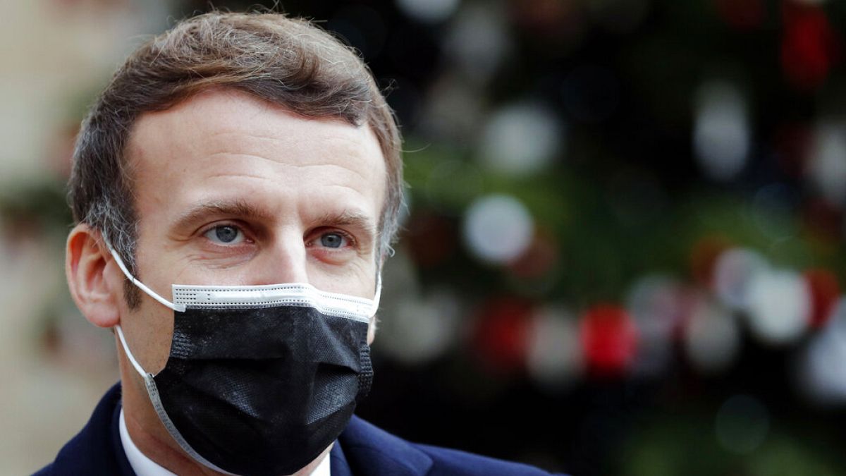 Fransa Cumhurbaşkanı Emmanuel Macron, ülkede alınan Covid-19 tedbirlerinin yetersizliği sebebiyle eleştiriliyor.