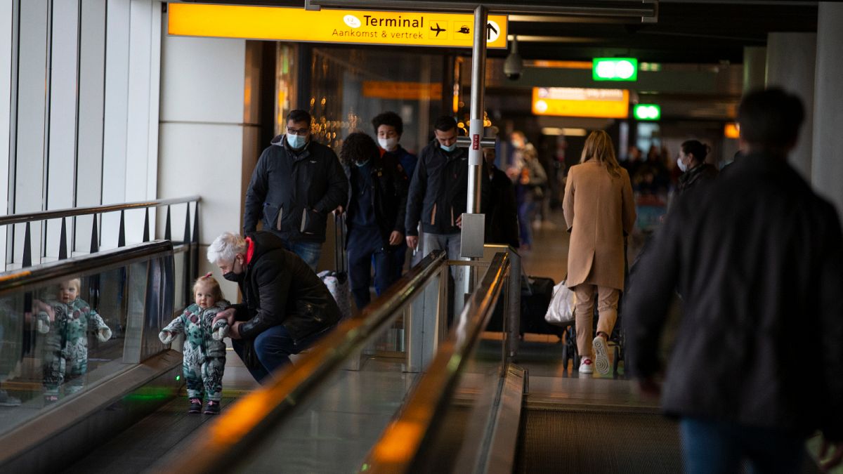 صور لمسافرين في مطار