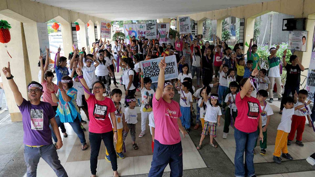 شبان وأطفال فلبينيون يشاركون في تمرين رقص في ضواحي مانيلا كجزء من حملة ضد استخدام الأطفال في المواد الإباحية على الإنترنت، 6 فبراير 2016
