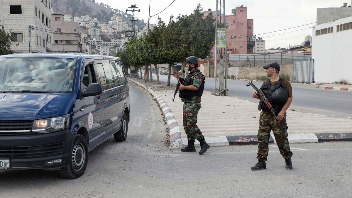 قوات الأمن الفلسطينية تنتشر قرب مخيم بلاطة بالقرب من مدينة نابلس بالضفة الغربية، في أعقاب اشتباكات بين مجموعات مسلحة داخل المخيم أسفرت عن وقوع إصابات، 31 أكتور 2020