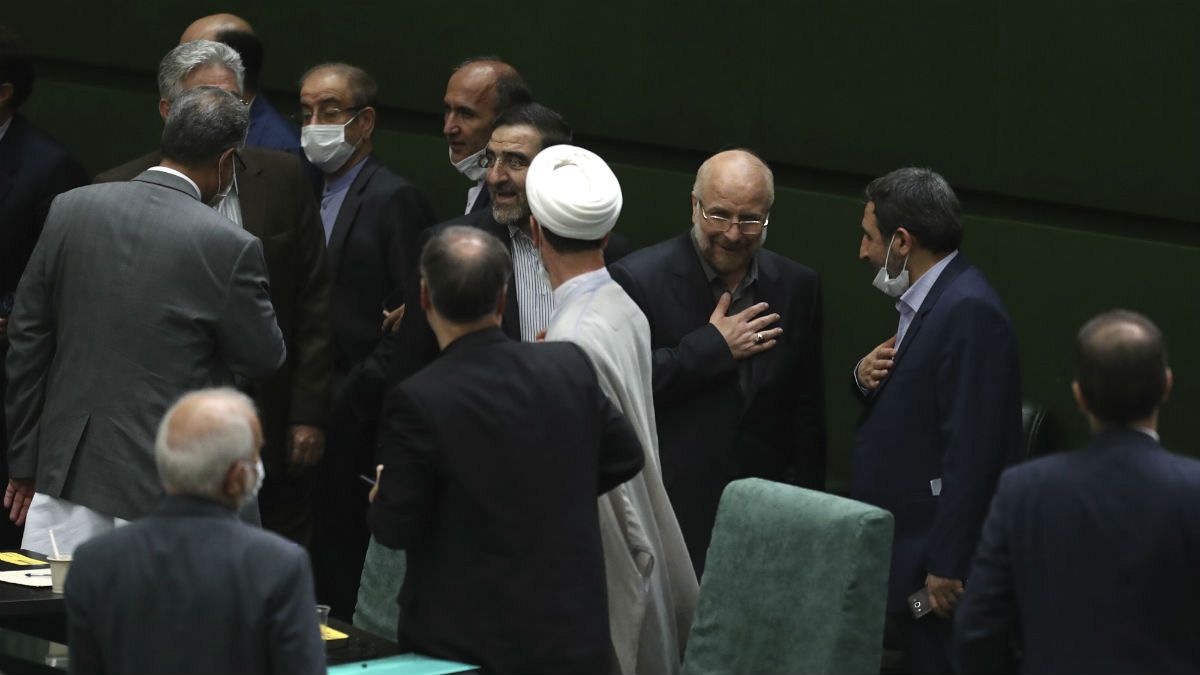 محمدباقر قالیباف، رئیس مجلس ایران در میان نمایندگان 