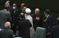 محمدباقر قالیباف، رئیس مجلس ایران در میان نمایندگان