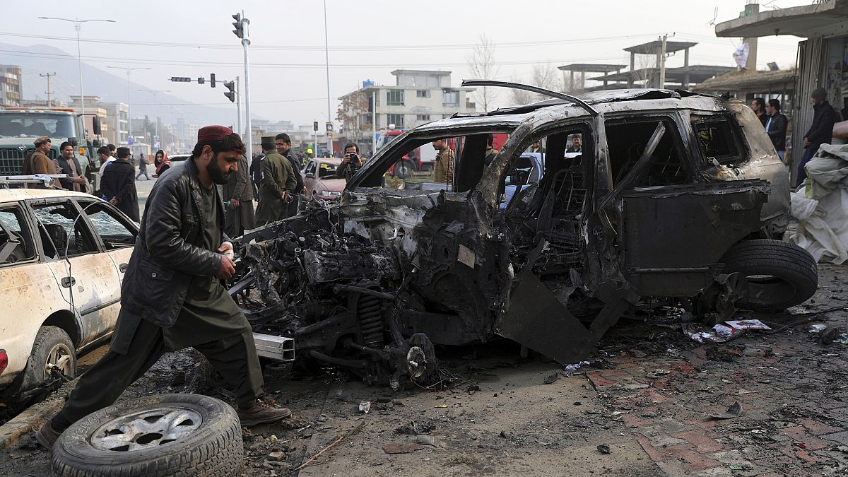 Afganistan'ın başkenti Kabil'de bir milletvekilinin konvoyunu hedef alan bombalı saldırıda çoğu sivil en az 9 kişi hayatını kaybetti