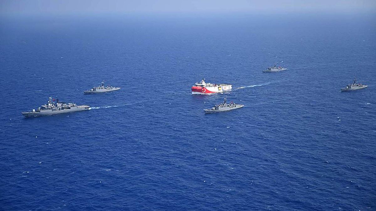 تُظهر الصورة المنشورة من قبل وزارة الدفاع التركية، سفينة الأبحاث الزلزالية التركية عروج ريس ترافقها سفن البحرية التركية في البحر الأبيض المتوسط، قبالة أنطاليا،10 أغسطس 2020