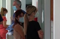 Angehörige von Covid-19-Patienten in einer Klinik in Buenos Aires