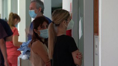 شاهد: مستشفيات الأرجنتيين تسمح لأقارب المُصابين بفيروس كورونا برؤية أحبّائهم من خلال النوافذ
