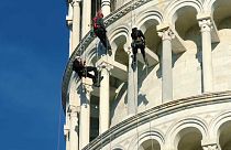Ganz schön schief: Kunstakrobaten erklettern Turm von Pisa