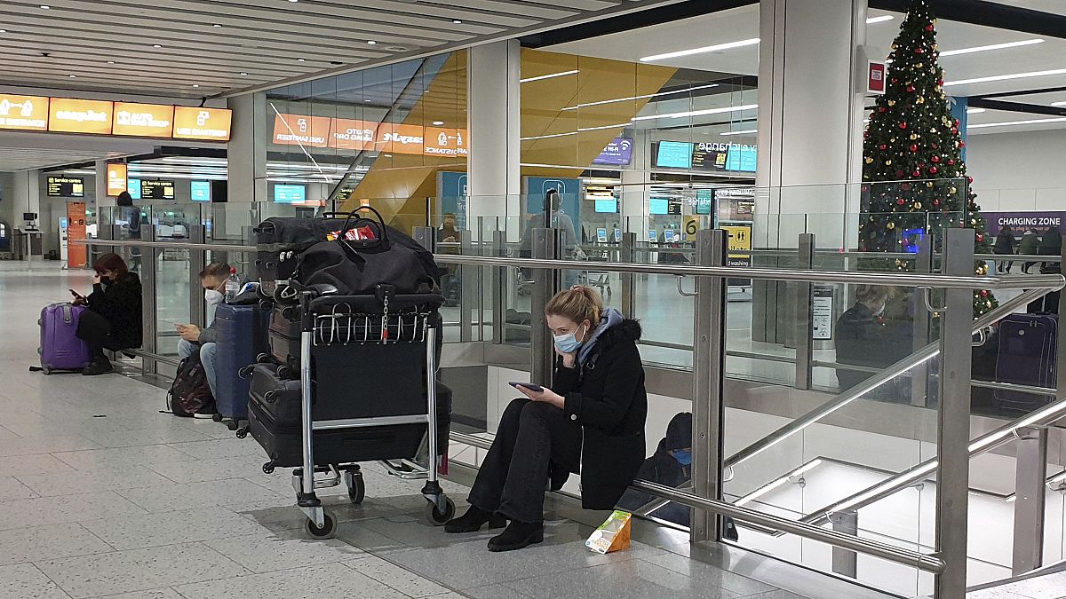 Varios pasajeros aguardan su avión en el aeropuerto de Gatwick