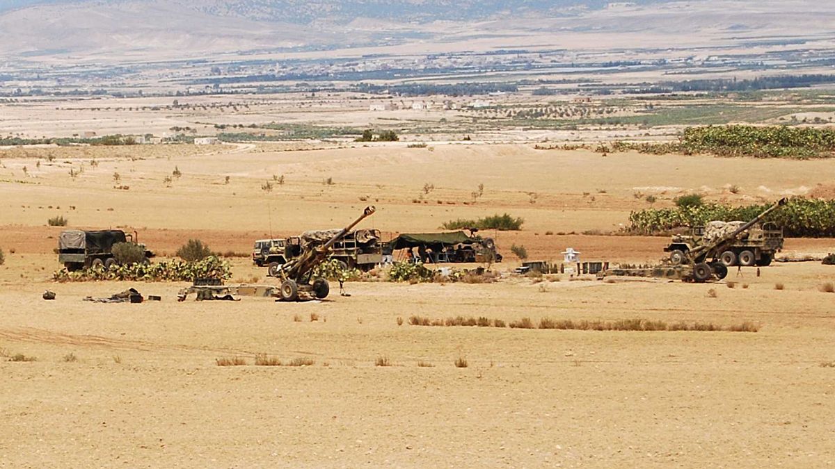 القوات التونسية تتمركز في منطقة جبل الشعانبي خلال عملية جوية وبرية ضد متشددين بالقرب من الحدود الجزائرية، 2 أغسطس 2013