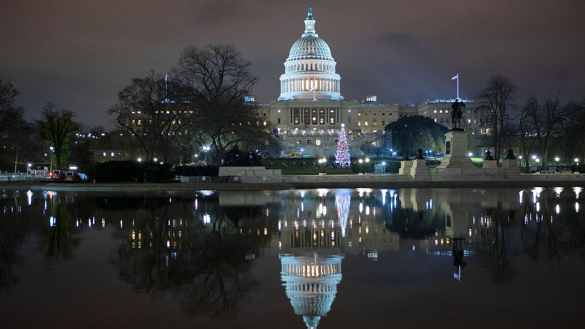 El Capitolio de los EE.UU. por la noche después de que los negociadores sellaran un acuerdo para el alivio de la COVID, el domingo 20 de diciembre.