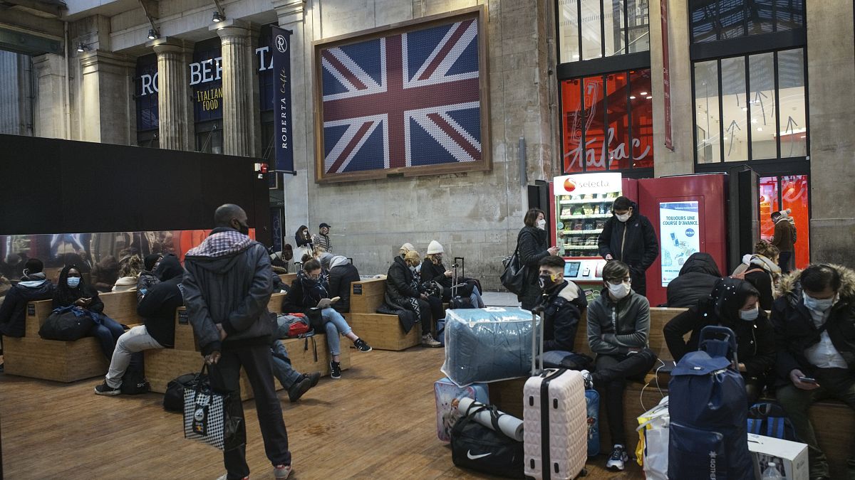 Pasajeros esperan junto a la terminal del Eurostar en la estación de tren Gare du Nord de París, el lunes 21 de diciembre de 2020. 